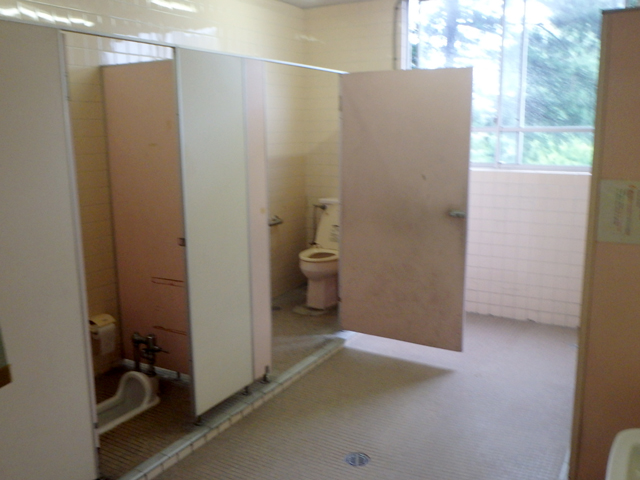 11-1-1女子トイレ施工前